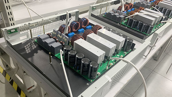 Apa prinsip kerja generator daya reaktif statis?